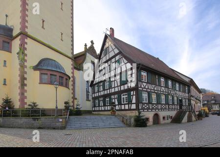 Fachwerkhaus neben dem St. Arbogast Kirche in Haslach, Kinzigtal, südlicher Schwarzwald, Schwarzwald, Baden-Württemberg, Deutschland Stockfoto