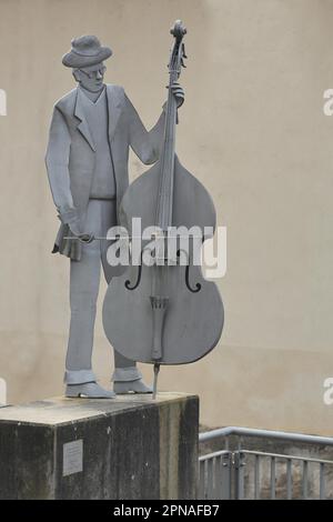 Skulptur Double Bass Player von Giuseppe Serio 2009, Double Bass, Musiker, Musikinstrument, Musikschule, Haslach, Kinzigtal, Southern Black Stockfoto