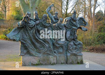 Skulptur Ferryman Hol von Georg Günther Zeuner 1987, deutsch, Könige, Kaiser, Legende, Historisch, Bronzefiguren, Skulpturengruppe, Kathedrale Stockfoto