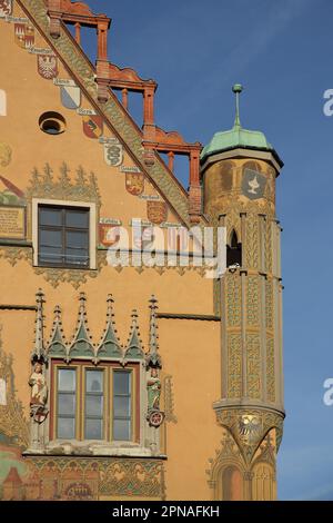 Kunstvoll verzierter Giebel mit Erkerfenster und Wandgemälde mit Stadtwaffen auf dem Rathaus, Ulm, Baden-Württemberg, Deutschland Stockfoto