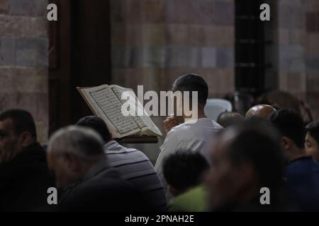 Gaza, Palästina. 17. April 2023. (INT) die Palästinenser verbringen Laylat al-Qadr in Gaza. 18. April 2023, Gaza, Palästina: Palästinenser aus Gaza verbringen Laylat al-Qadr in der Al-Sayyid-Haschem-Moschee im Zentrum des Gazastreifens. Die Palästinenser führen die Nacht des siebenundzwanzigsten Ramadans auf, die mit Laylat al-Qadr zusammenfällt, so die Gelehrten. Moslems nutzen diese Nacht, um die Gottesanbetung und die Bitten zu verstärken.Credit : Saher Alghorra/TheNews2 (Credit Image: © Saher Elghorra/TheNEWS2 via ZUMA Press Wire) NUR REDAKTIONELLE VERWENDUNG! Nicht für den kommerziellen GEBRAUCH! Stockfoto