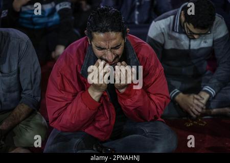 Gaza, Palästina. 17. April 2023. (INT) die Palästinenser verbringen Laylat al-Qadr in Gaza. 18. April 2023, Gaza, Palästina: Palästinenser aus Gaza verbringen Laylat al-Qadr in der Al-Sayyid-Haschem-Moschee im Zentrum des Gazastreifens. Die Palästinenser führen die Nacht des siebenundzwanzigsten Ramadans auf, die mit Laylat al-Qadr zusammenfällt, so die Gelehrten. Moslems nutzen diese Nacht, um die Gottesanbetung und die Bitten zu verstärken.Credit : Saher Alghorra/TheNews2 (Credit Image: © Saher Elghorra/TheNEWS2 via ZUMA Press Wire) NUR REDAKTIONELLE VERWENDUNG! Nicht für den kommerziellen GEBRAUCH! Stockfoto