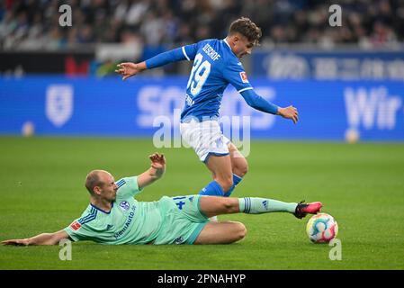 One on One Tom Bischof TSG 1899 Hoffenheim (39) vs Henning Matriciani FC Schalke 04 S04 (41), PreZero Arena, Sinsheim, Baden-Württemberg, Deutschland Stockfoto