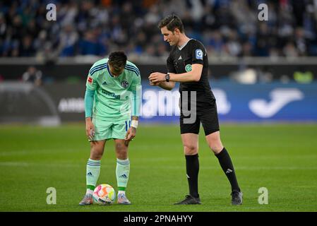 Schiedsrichter Dr. Matthias Joellenbeck zeigt Rodrigo Zalazar FC Schalke 04 S04 (10) seine Pfeife vor Freistoß, Gesten, Gesten, PreZero Stockfoto