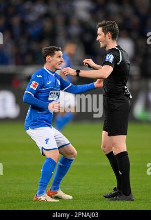 Schiedsrichter Dr. Matthias Joellenbeck im Gesprächsgespräch mit Sebastian Rudy TSG 1899 Hoffenheim (16), PreZero Arena, Sinsheim, Baden-Württemberg Stockfoto