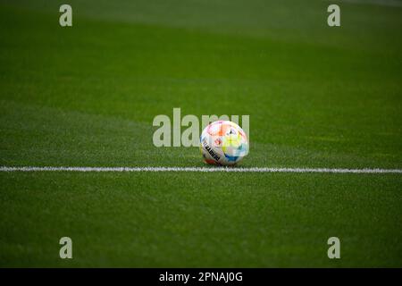 Adidas Derbystar Match Ball liegt auf Gras, Mercedes-Benz Arena, Stuttgart, Baden-Württemberg, Deutschland Stockfoto