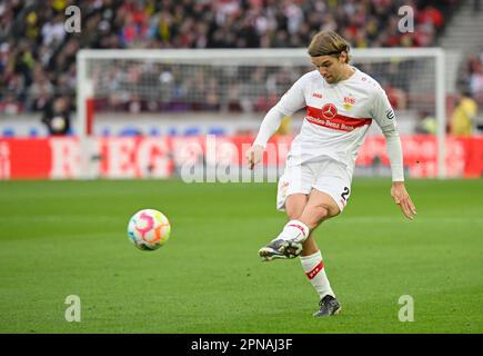 Borna Sosa VfB Stuttgart (24) auf dem Ball, Freistoß, Mercedes-Benz Arena, Stuttgart, Baden-Württemberg, Deutschland Stockfoto