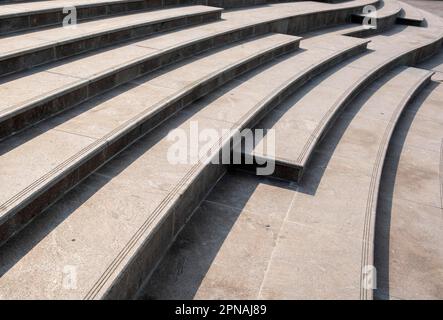 Blick auf die Leuchttreppe am Tag im Katara Cultural Village, Doha, Katar Stockfoto