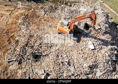 Luftaufnahme des Baggers auf der Baustelle. Schwere Baumaschinen, die auf Abbruchstellen arbeiten. Stockfoto