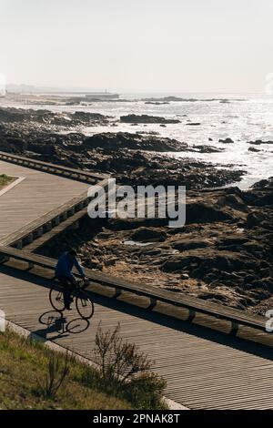 Porto Homem do Leme Beach malerische Aussicht mit Wanderern an einem sonnigen Tag am blauen Himmel, portugal - september 2022. Hochwertiges Foto Stockfoto