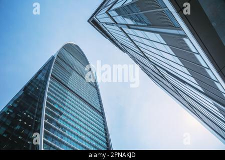 Wolkenkratzer im Geschäftsviertel Moskau-Stadt auf blauem Himmel-Hintergrund. Moskau. Russland Stockfoto
