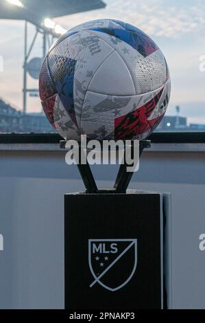 Toronto, ONTARIO, Kanada - 15. April: Sehen Sie sich den Spielball mit dem MLS-Logo während des regulären MLS-Saisonspiels 2023 zwischen dem Toronto FC (Kanada) und der Atlanta Uni an Stockfoto