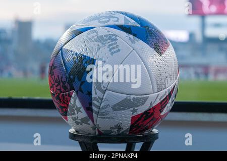 Toronto, ONTARIO, Kanada - 15. April: Sehen Sie sich den Spielball mit dem MLS-Logo während des regulären MLS-Saisonspiels 2023 zwischen dem Toronto FC (Kanada) und der Atlanta Uni an Stockfoto