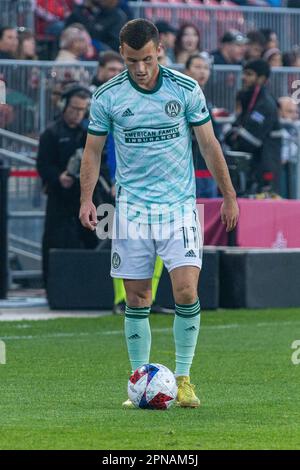 Toronto, ONTARIO, Kanada - 15. April 2023: Brooks Lennon #11, Verteidiger der Atlanta, vereint mit dem Ball während des regulären MLS-Saisonspiels 2023 Stockfoto