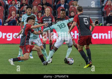 Toronto, ON, Kanada - 15. April 2023: Derrick Etienne Jr. Der #18 Mittelfeldspieler der Atlanta United kämpft in der regulären Saison 2023 um den Ball Stockfoto