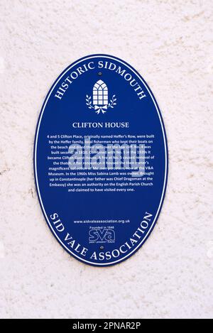 Blaues Hinweisschild für Clifton House, Sidmouth, Devon, UK, Europa. Stockfoto