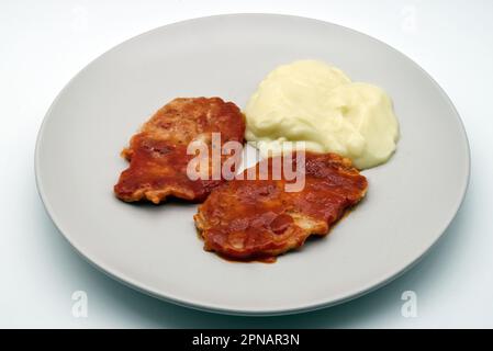 Eskaliert mit Kartoffelpüree, isoliert auf weißem Hintergrund. Stockfoto