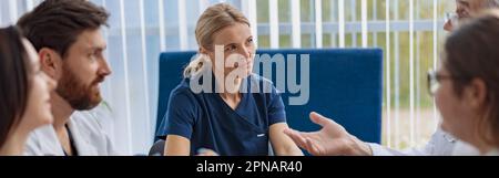Erfolgreiche Ärzte diskutieren während der Konferenz über die Diagnose Stockfoto