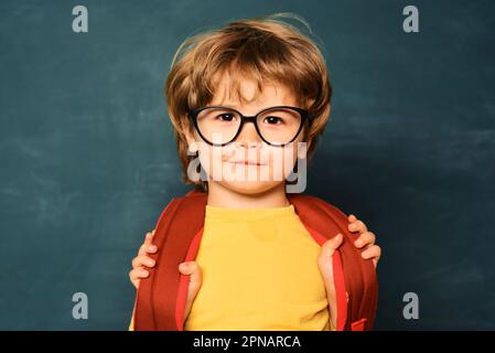 Schule und Bildungskonzept. Erster Schultag. Harte Prüfung. Schulkonzept. Talentiertes Kind. Die Kinder machen sich für die Schule fertig. Stockfoto