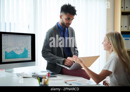 Geschäftskollegen diskutieren bei der Brainstorming-Sitzung am Morgen über neue Ideen Stockfoto