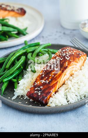 Honig-Teriyaki-Lachs mit grünen Bohnen und Reis. Asiatische Küche nach Rezept. Stockfoto