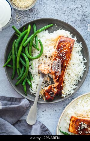 Honig-Teriyaki-Lachs mit grünen Bohnen und Reis, Draufsicht. Asiatische Küche nach Rezept. Stockfoto