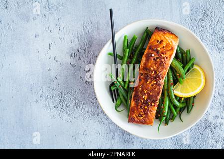 Scharfer Teriyaki-Lachs mit grünen Bohnen, Draufsicht. Asiatische Küche nach Rezept. Stockfoto