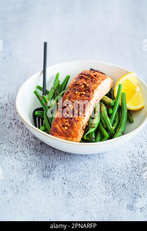 Würziger Teriyaki-Lachs mit grünen Bohnen. Asiatische Küche nach Rezept. Stockfoto