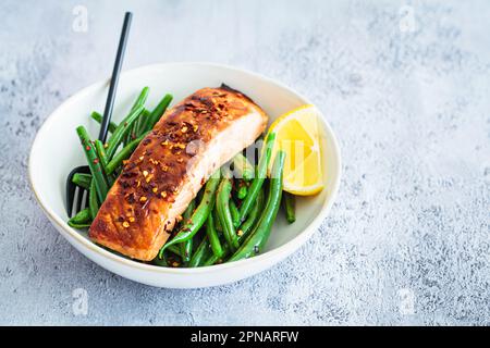 Würziger Teriyaki-Lachs mit grünen Bohnen. Asiatische Küche nach Rezept. Stockfoto