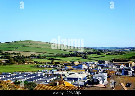 Erhöhte Aussicht über die Dächer der Stadt in Richtung Landschaft vom South West Coast Path, West Bay, Dorset, Großbritannien. Stockfoto