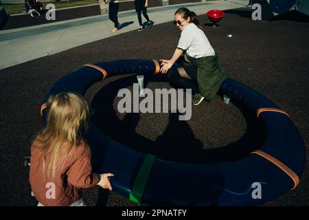 calgary, kanada - Spielplatz mit Kindern Mai, 2022 . Hochwertiges Foto Stockfoto