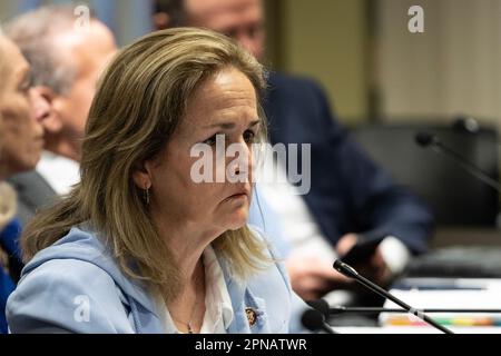 New York, USA. 17. April 2023. Kongressabgeordnete Madeleine Dean (D) nimmt am 17. April 2023 an der Anhörung des Justizkomitees zum Thema Gewaltverbrechen in New York City im Javits Federal Building in New York City Teil. (Foto: Lev Radin/Sipa USA) Guthaben: SIPA USA/Alamy Live News Stockfoto