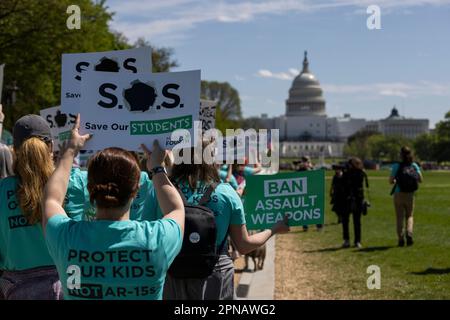 (230418) -- WASHINGTON, D.C., 18. April 2023 (Xinhua) -- Menschen marschieren zum Capitol, um gegen ein Verbot von Angriffswaffen zu protestieren, in Washington, DC, USA, am 17. April, 2023. Bei einer Schießerei auf einer Geburtstagsfeier am Samstagabend in der Kleinstadt Dadeville in Alabama, USA, wurden vier Menschen getötet und mindestens 28 weitere verletzt. Dieser Vorfall brachte die Vereinigten Staaten auf einen düsteren Meilenstein von bisher mehr als 160 Massenschießereien in diesem Jahr, mit 12.277 Toten durch Waffengewalt, laut einer Datenbank, die von der gemeinnützigen Forschungsgruppe Gun Gewaltbogen betrieben wurde Stockfoto