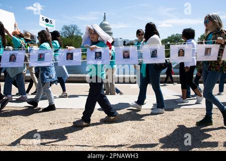 (230418) -- WASHINGTON, D.C., 18. April 2023 (Xinhua) -- Menschen zeigen Fotos von Opfern von Waffengewalt auf einem marsch zum Capitol, um gegen ein Verbot von Angriffswaffen zu protestieren, in Washington, DC, USA, am 17. April, 2023. Bei einer Schießerei auf einer Geburtstagsfeier am Samstagabend in der Kleinstadt Dadeville in Alabama, USA, wurden vier Menschen getötet und mindestens 28 weitere verletzt. Dieser Vorfall brachte die Vereinigten Staaten auf einen düsteren Meilenstein von bisher mehr als 160 Massenschießereien in diesem Jahr, mit 12.277 Toten durch Waffengewalt, laut einer Datenbank r Stockfoto