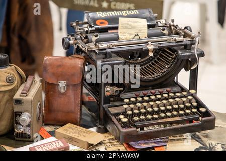 Bordeaux , Aquitaine France - 04 10 2023 : Remington-Logo und Markenzeichen auf der Portable Model Vintage-Schreibmaschine Stockfoto