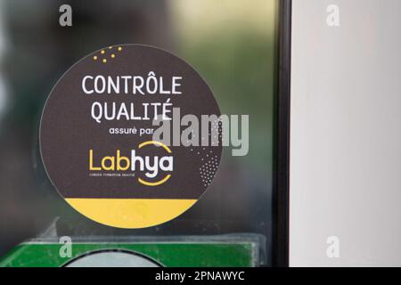 Bordeaux , Aquitaine France - 04 15 2023 : Labhya Logo Marke und Textzeichen auf Fassade Lebensmittelanalyselabor für Qualitätskontrolle Stockfoto