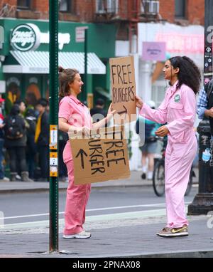 New York City, Usa. 17. April 2023. Die vegane Restaurantkette Nat Burger mit Sitz in Großbritannien eröffnete heute am 17. April 2023 seinen ersten US-Standort in Downtown Manhattan, New York City, NY, USA. Die A-Produzenten Leonardo DiCaprio und Lewis Hamilton investierten in das letzte vegane Fast-Food-Phänomen. Foto: Charles Guerin/ABACAPRESS.COM Kredit: Abaca Press/Alamy Live News Stockfoto