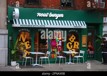 New York City, Usa. 17. April 2023. Die vegane Restaurantkette Nat Burger mit Sitz in Großbritannien eröffnete heute am 17. April 2023 seinen ersten US-Standort in Downtown Manhattan, New York City, NY, USA. Die A-Produzenten Leonardo DiCaprio und Lewis Hamilton investierten in das letzte vegane Fast-Food-Phänomen. Foto: Charles Guerin/ABACAPRESS.COM Kredit: Abaca Press/Alamy Live News Stockfoto