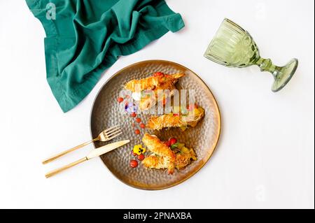 Garnelen im Teig auf einem braunen Teller Stockfoto