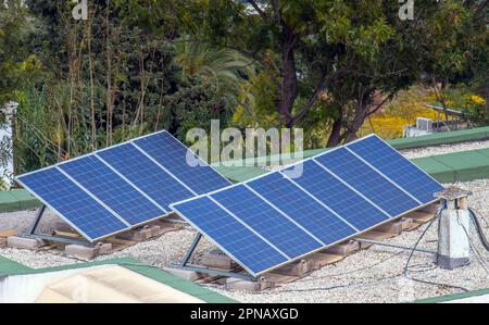 Auf einem Dach installierte Solarpaneele Stockfoto
