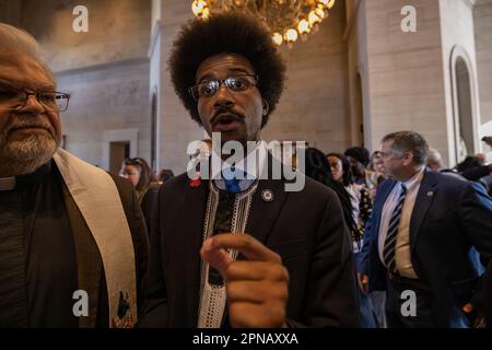 Nashville, Usa. 17. April 2023. NASHVILLE, TENNESSEE - 17. APRIL: Waffensicherheitsorganisationen, Aktivisten und Studenten schließen sich lokalen und nationalen Glaubensführern zu einem "moralischen Montag?" an. Rallye zur Bekämpfung von Waffengewalt am 17. April 2023 in Nashville, Tennessee. Nach der Schießerei an der Covenant School in der Green Hills Nachbarschaft Nashville haben sich Organisationen in den USA mobilisiert Vertreter: Justin Jones? (?D-Nashville?) und ?U.S. Vertreter: Justin J. Pearson? (??D-Memphis?)? Wer hat gezeichnet? "Nationale Aufmerksamkeit? "Die Durchsetzung von Gesetzen zur Waffensicherheit. Kredit: SIPA USA/Alamy Live News Stockfoto