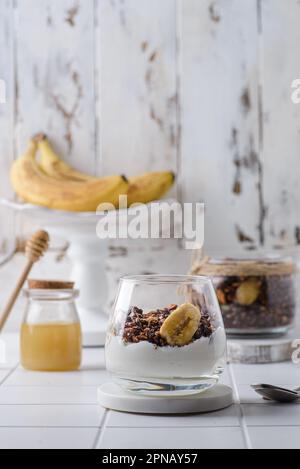 Müsli mit griechischem Joghurt und Honig mit getrockneter Banane. Hochwertiges Foto Stockfoto