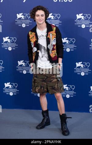 Venedig, Italien. 18. April 2023. Aktenfoto vom 02. September 2022 von Timothee Chalamet, der während des Venedig Internationalen Filmfestivals (Mostra) 79. im italienischen Venedig am Bones and All Photocall teilnahm. Am 17. April berichtete Entertainment Tonight, dass Kylie Jenner und Timothee Chalamet tatsächlich miteinander ausgehen. Eine Quelle bestätigte die Gerüchte an ET und enthüllte, dass das Wildcard-Paar derzeit „die Dinge locker angehen“ lässt. Foto: Aurore Marechal/ABACAPRESS.COM Kredit: Abaca Press/Alamy Live News Stockfoto