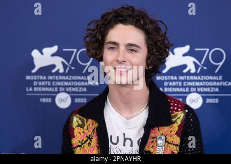 Venedig, Italien. 18. April 2023. Aktenfoto vom 02. September 2022 von Timothee Chalamet, der während des Venedig Internationalen Filmfestivals (Mostra) 79. im italienischen Venedig am Bones and All Photocall teilnahm. Am 17. April berichtete Entertainment Tonight, dass Kylie Jenner und Timothee Chalamet tatsächlich miteinander ausgehen. Eine Quelle bestätigte die Gerüchte an ET und enthüllte, dass das Wildcard-Paar derzeit „die Dinge locker angehen“ lässt. Foto: Aurore Marechal/ABACAPRESS.COM Kredit: Abaca Press/Alamy Live News Stockfoto