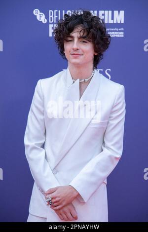 Paris, Frankreich. 18. April 2023. Dossierfoto vom 08. Oktober 2022 von Timothee Chalamet, die im Rahmen des BFI London Film Festivals 66. in Paris, Frankreich, an der Bones and All Premiere teilnimmt. Am 17. April berichtete Entertainment Tonight, dass Kylie Jenner und Timothee Chalamet tatsächlich miteinander ausgehen. Eine Quelle bestätigte die Gerüchte an ET und enthüllte, dass das Wildcard-Paar derzeit „die Dinge locker angehen“ lässt. Foto: Aurore Marechal/ABACAPRESS.COM Kredit: Abaca Press/Alamy Live News Stockfoto