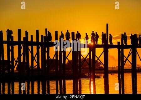 Mandalay, Myanmar, 16. November 2016: Unidentifizierte Personen überqueren die berühmte U Bein Brücke. Der Ort ist eine der meistbesuchten Sehenswürdigkeiten in Birma Stockfoto