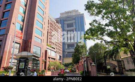 Bangalore, Karnataka, Indien-April 18 2023: Blick auf die wunderschöne Architektur der Stadt UB. Überwältigendes Einkaufszentrum mit berühmten Wolkenkratzern Stockfoto