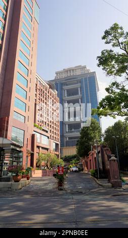 Bangalore, Karnataka, Indien-April 18 2023: Blick auf die wunderschöne Architektur der Stadt UB. Überwältigendes Einkaufszentrum mit berühmten Wolkenkratzern Stockfoto