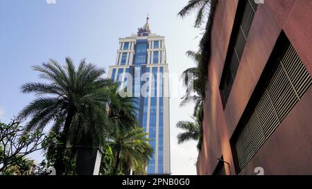 Bangalore, Karnataka, Indien-April 18 2023: Blick auf die wunderschöne Architektur der Stadt UB. Überwältigendes Einkaufszentrum mit berühmten Wolkenkratzern Stockfoto