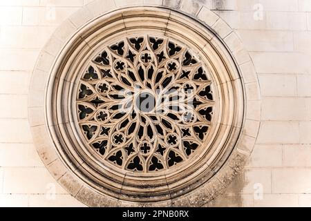 Coimbra, Portugal - September 7. 2019: Rosenfenster von Santo Agostinho da Graca, Santarem, Portugal dos Pequenitos, Coimbra Stockfoto